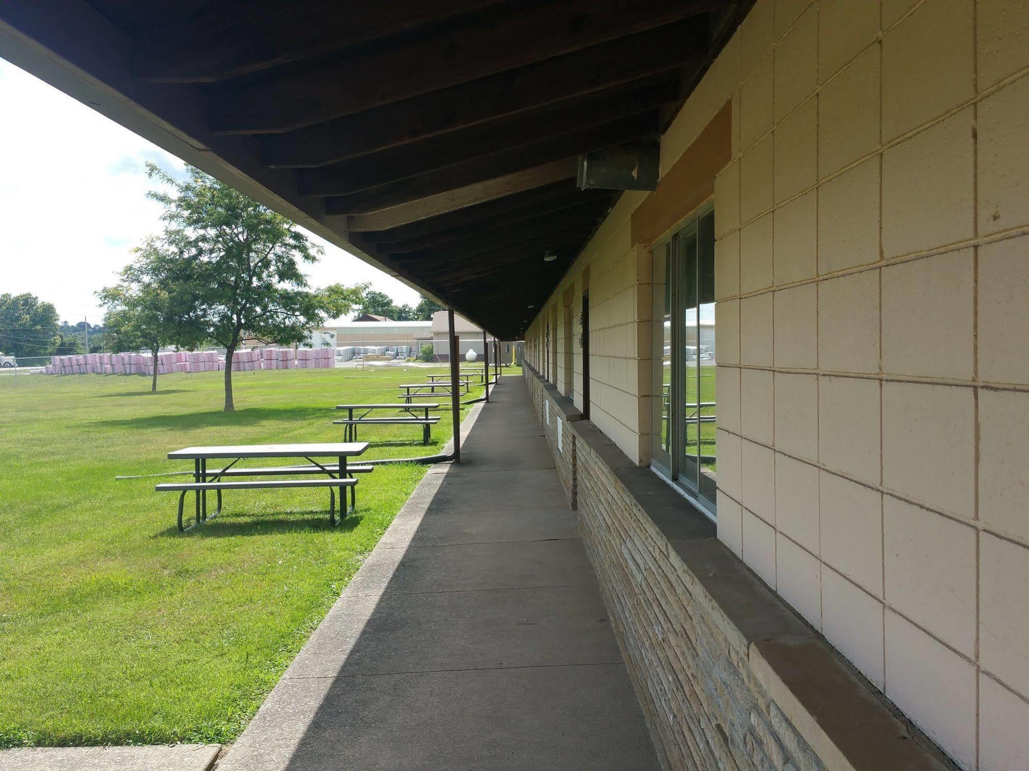 Baker'S Motel Norwich Exterior photo